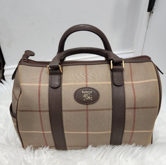 🔹️Burberry 🔹️VINTAGE mediun size Boston w/ COA - Picture 1 of 15